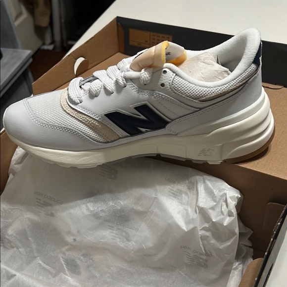 Women’s New Balance 997R White and Black Athletic  Shoes NIB - Picture 2 of 14